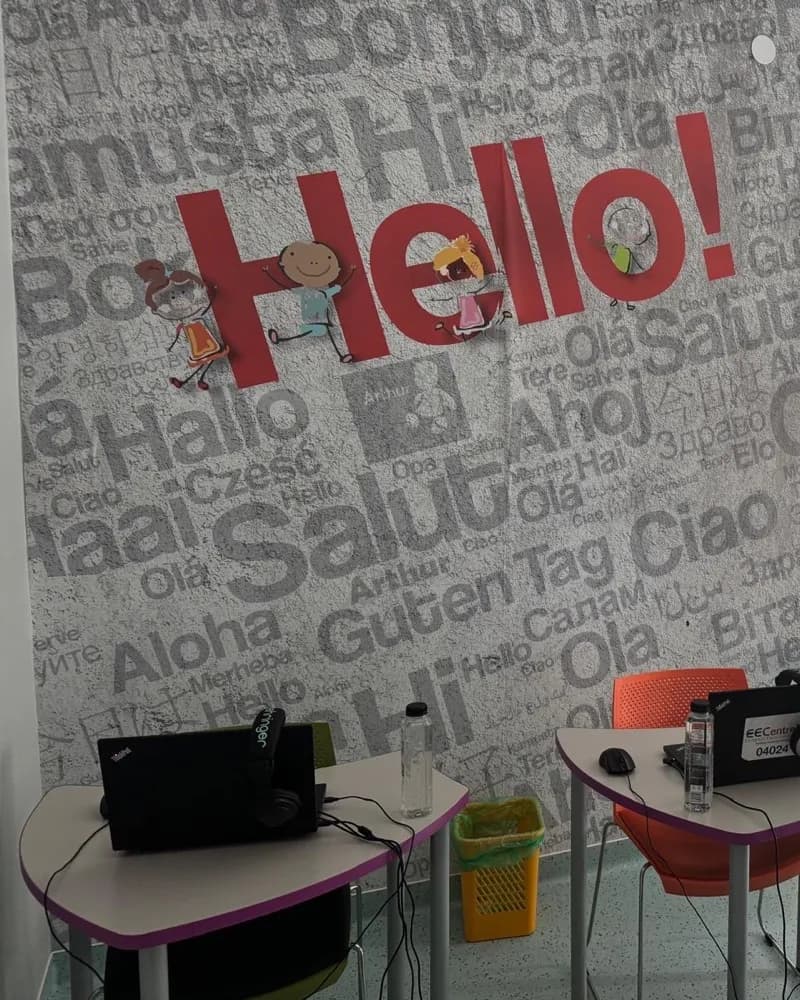 Peretele „Hello!” din sala de curs Arthur, cu salutări în zeci de limbi