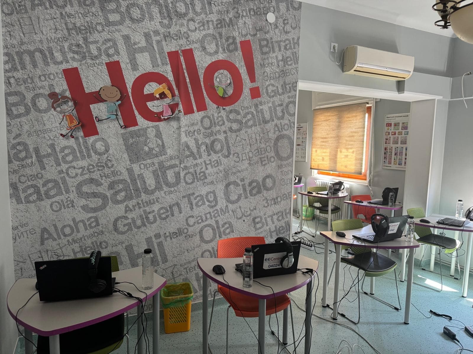 Sala de curs Arthur English Kids Club, cu peretele „Hello!” și salutări în zeci de limbi